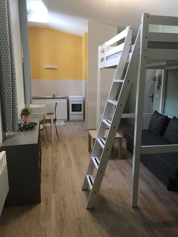 GRAND STUDIO MEUBLE 32M2, Centre Ville d'Avignon