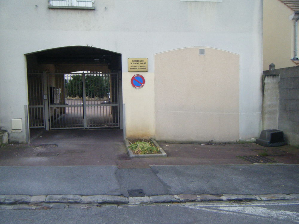PARKING EXTERIEURE DANS RESIDENCE PRIVEE-
