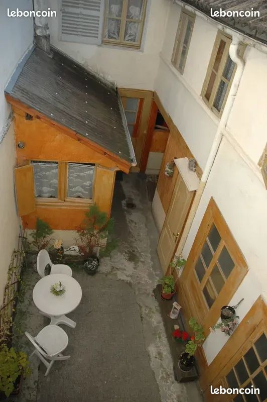 grande maison de ville/ Gîtes/ immeuble + cour
