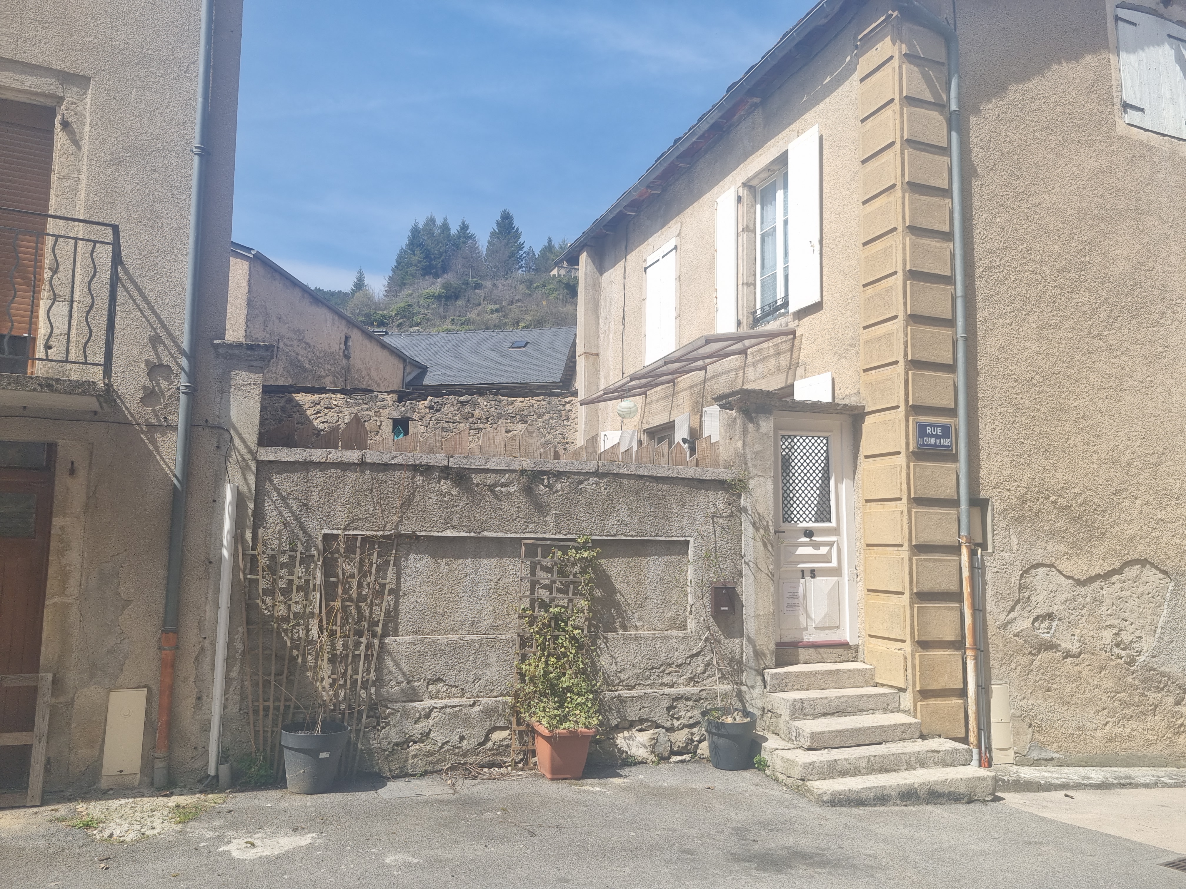 A vendte maison comprenant appartement à Meyrueis