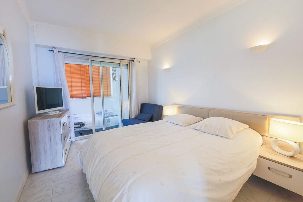 BEL APPARTEMENT FRONT DE MER A JUAN LES PINS PARKING SECURIS