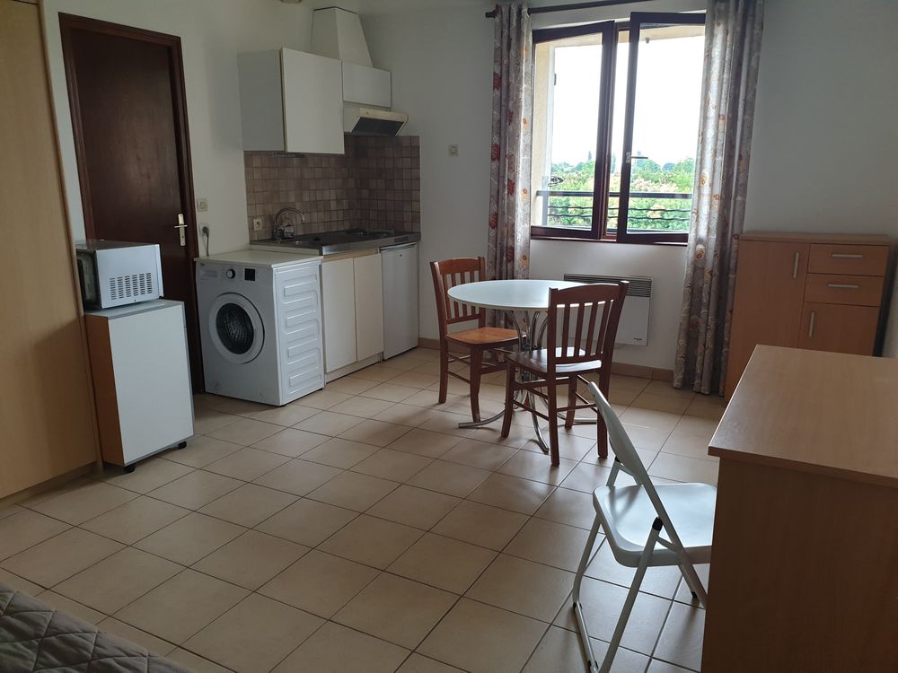 STUDIO MEUBLE CLAIR ET AGREABLE