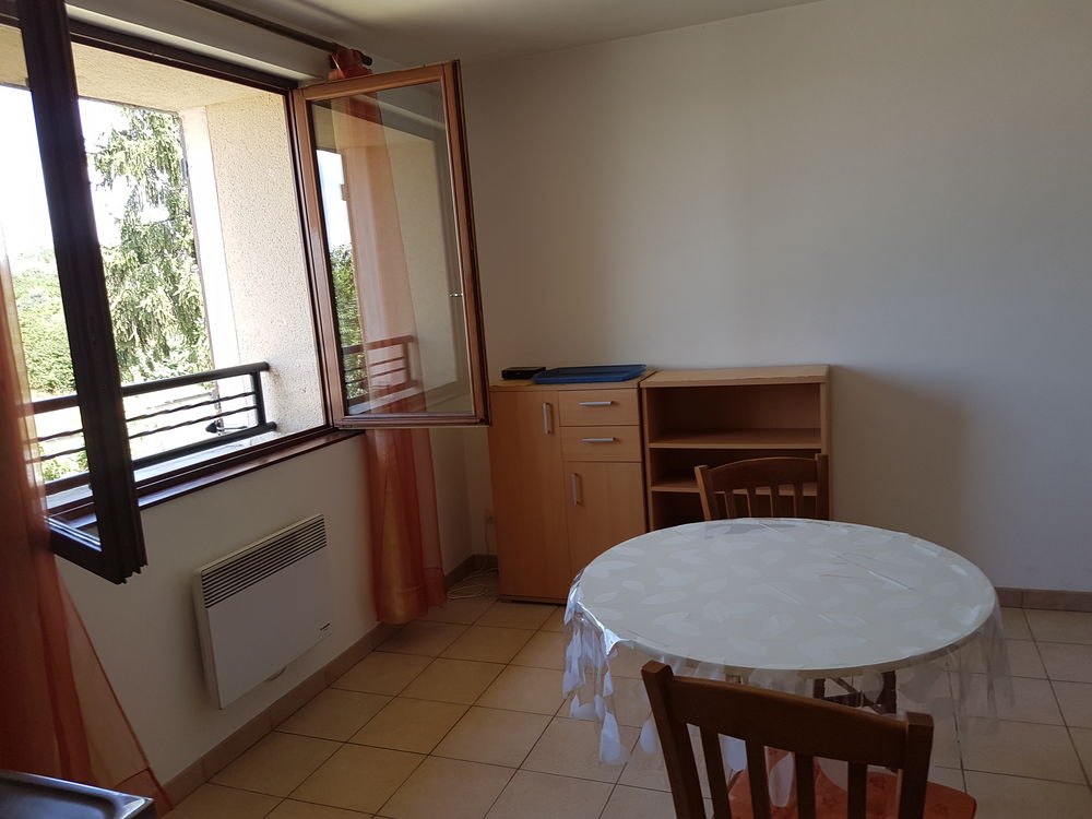 STUDIO MEUBLE CLAIR ET AGREABLE