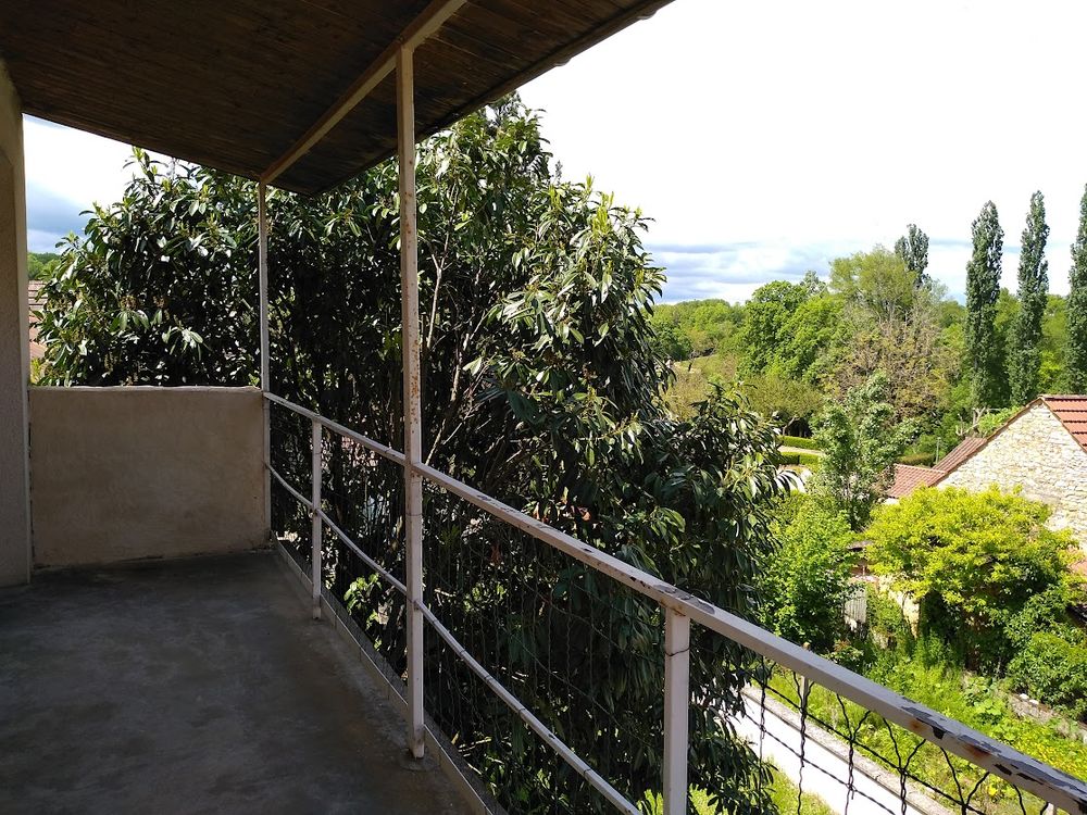 belle maison en pierre dans un village ,son terrain ombragé