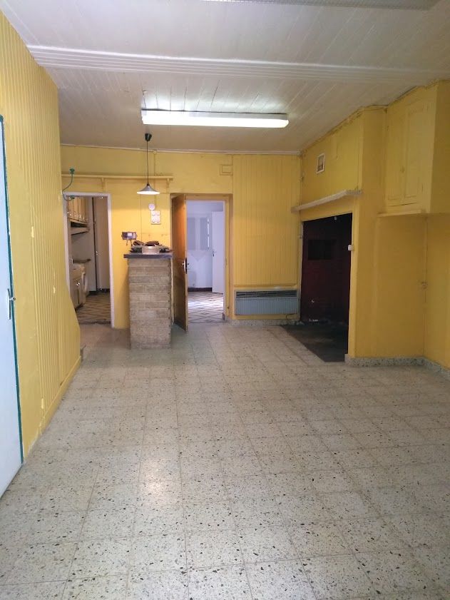 belle maison en pierre dans un village ,son terrain ombragé