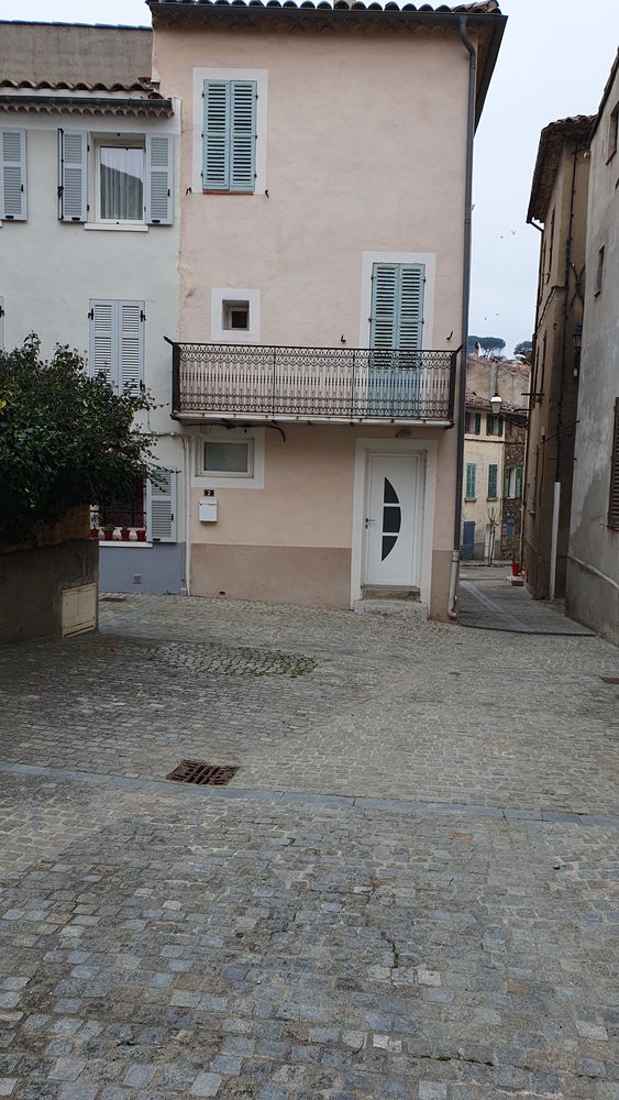 petite maison de village à Collobrieres (83)