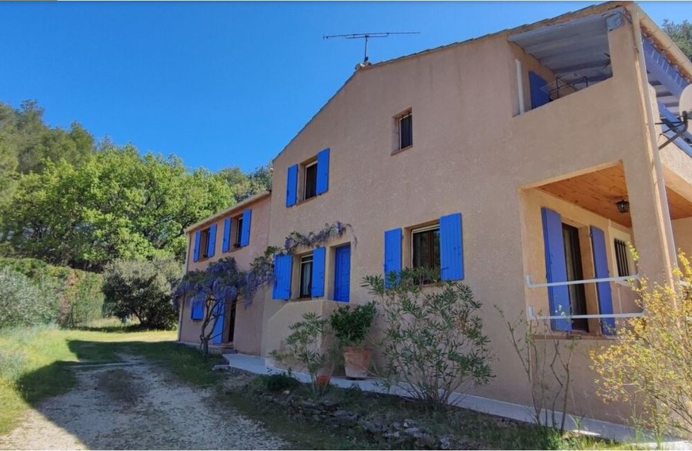 Villa de 220 m² sur 3537 m² de terrain, à Lauris
