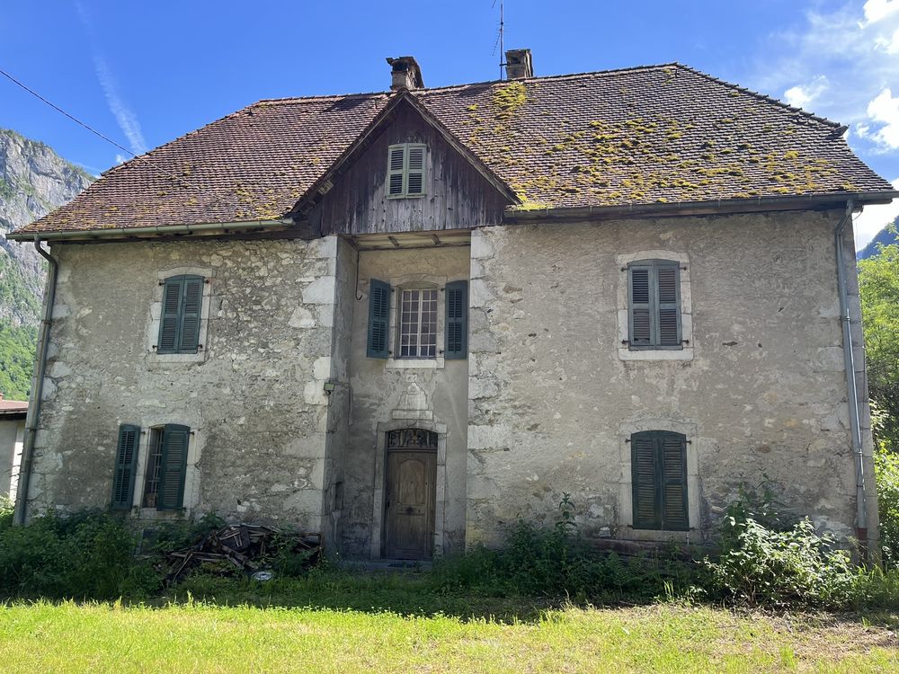 Ensemble immobilier à réhabiliter entièrement avec terrain