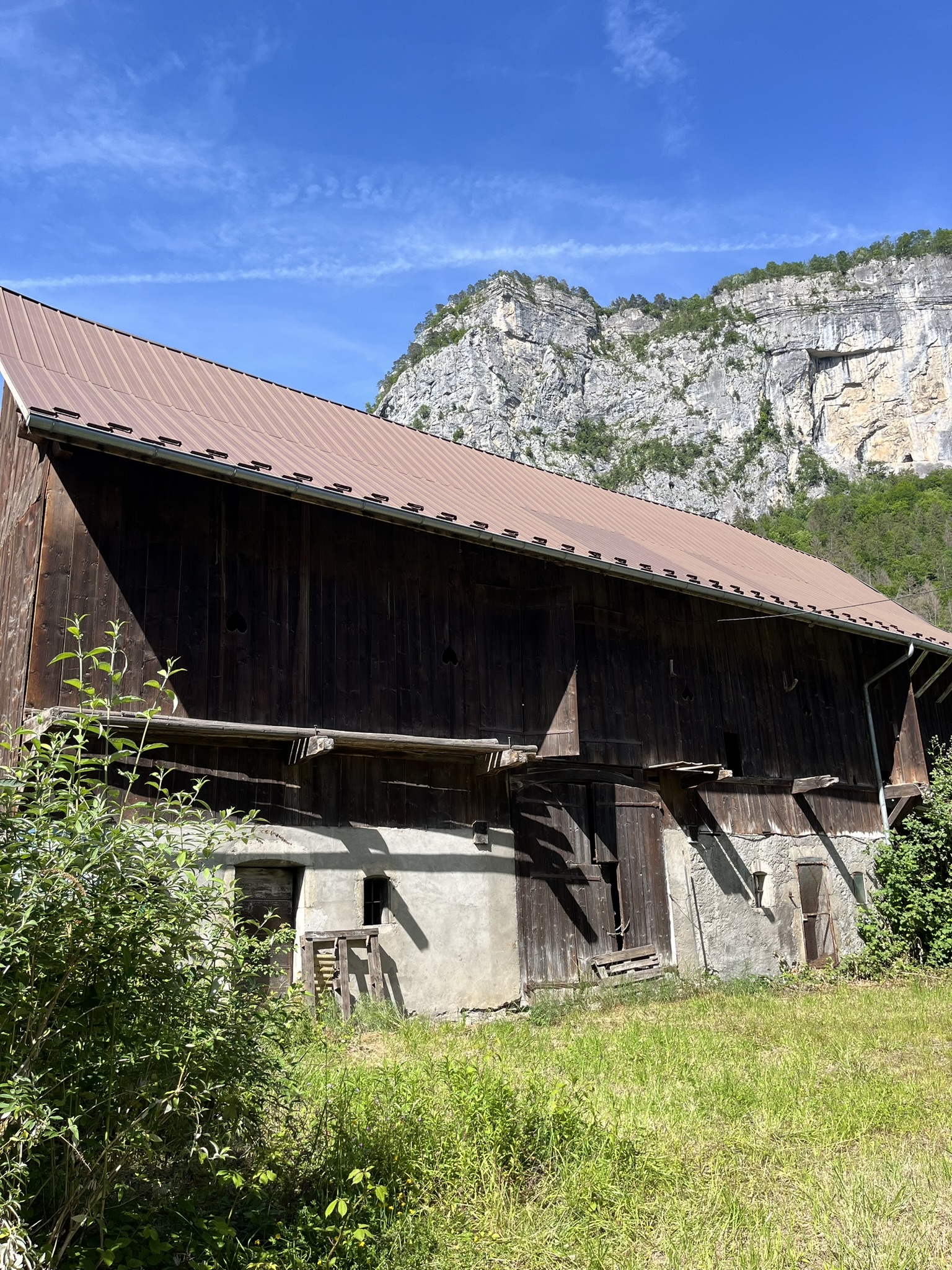 Ensemble immobilier à réhabiliter entièrement avec terrain