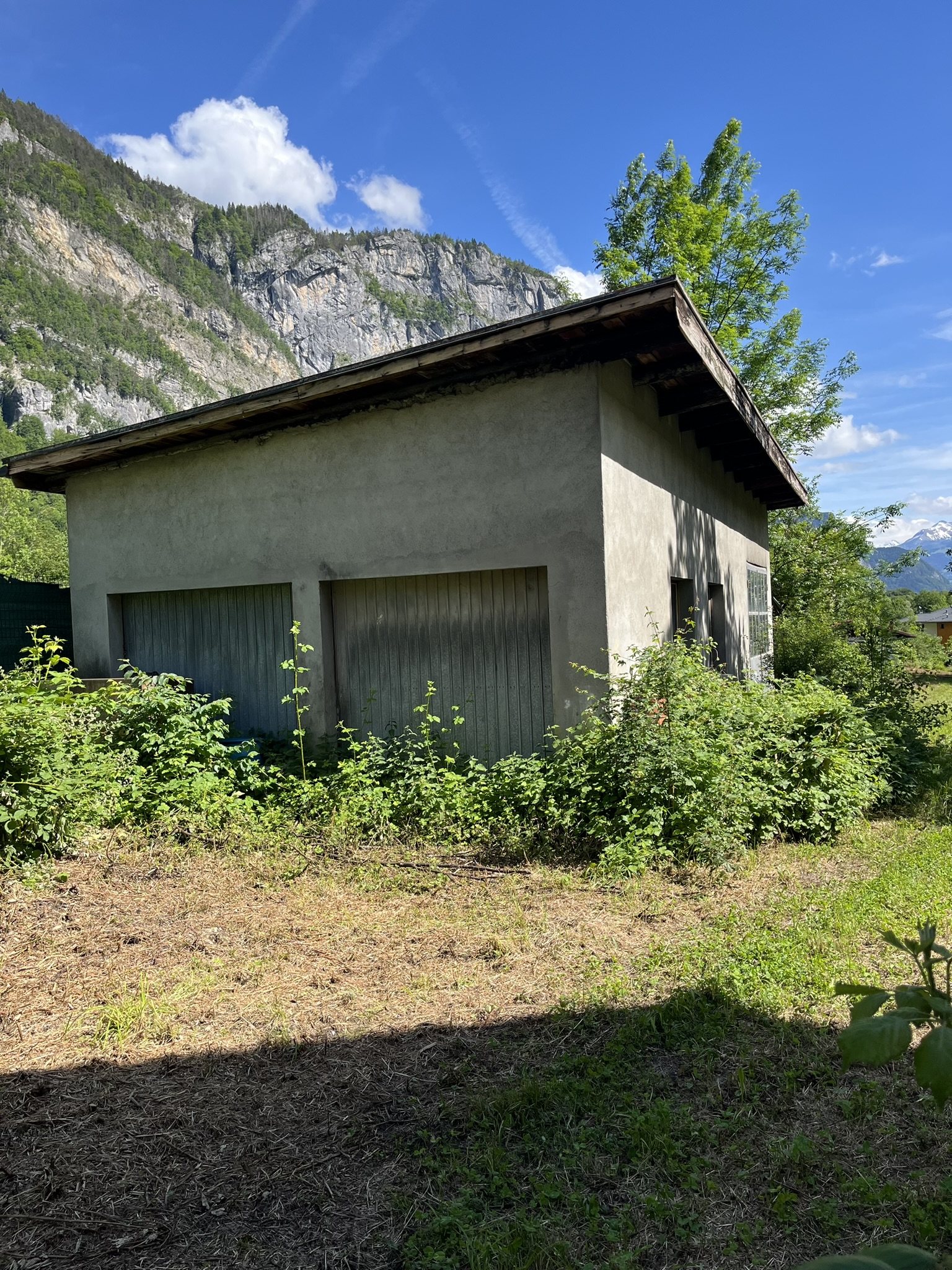 Ensemble immobilier à réhabiliter entièrement avec terrain
