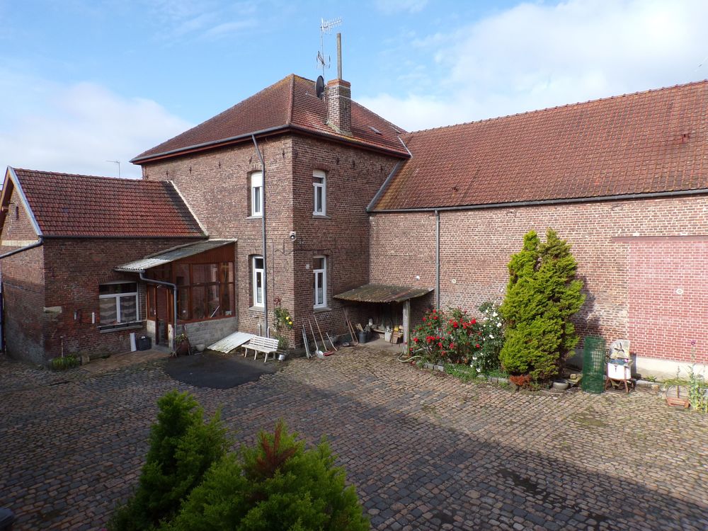 Corps de ferme au centre du village