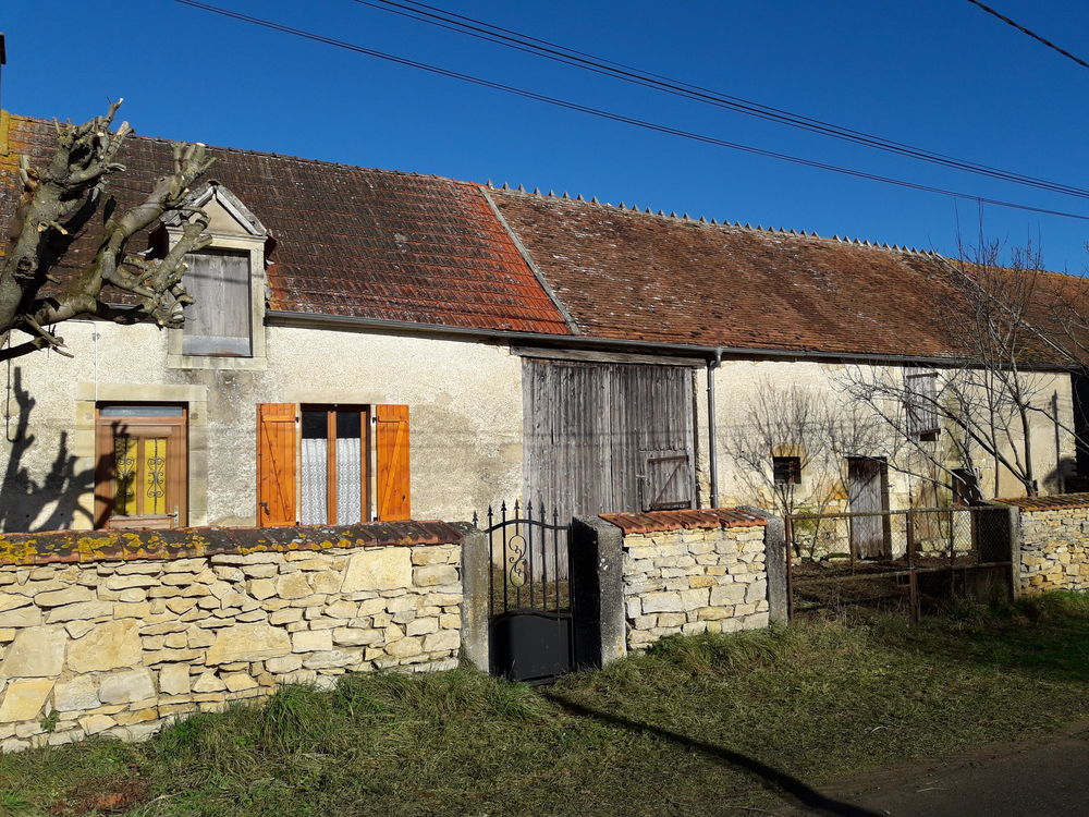 Longère en pierre dans village berrichon (CHER)