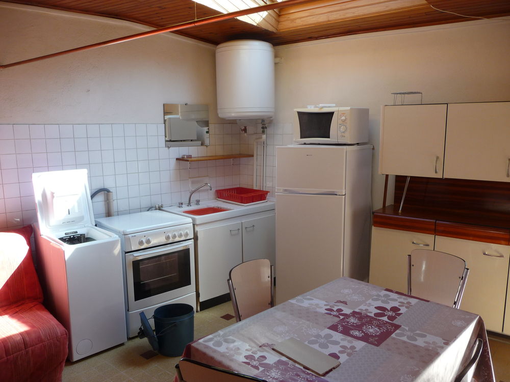 Grand Studio meublé de 25m , terrasse , calme privas centre