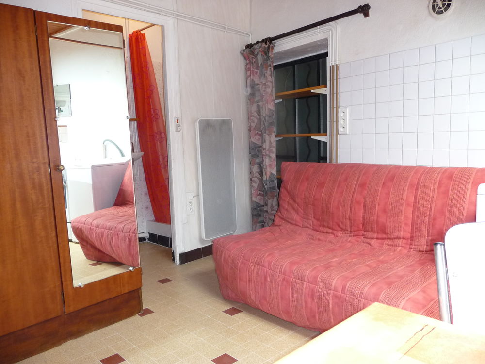Grand Studio meublé de 25m , terrasse , calme privas centre