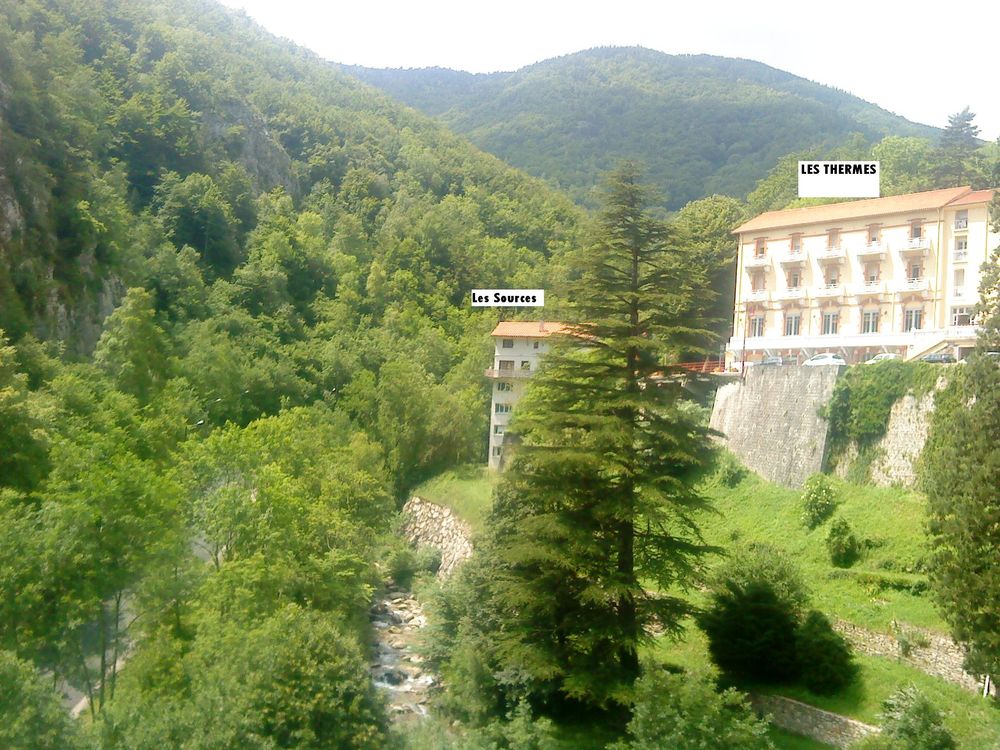 COQUET STUDIO FACE AUX THERMES DE LA PRESTE LES BAINS