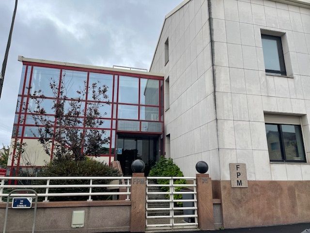 LOCAUX DE MENUISERIE (Atelier - Bureaux - Logement)