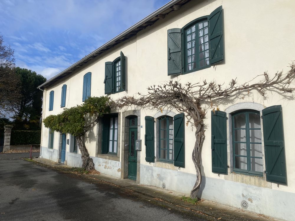 Propriété - 2 maisons de village avec grand jardin commun