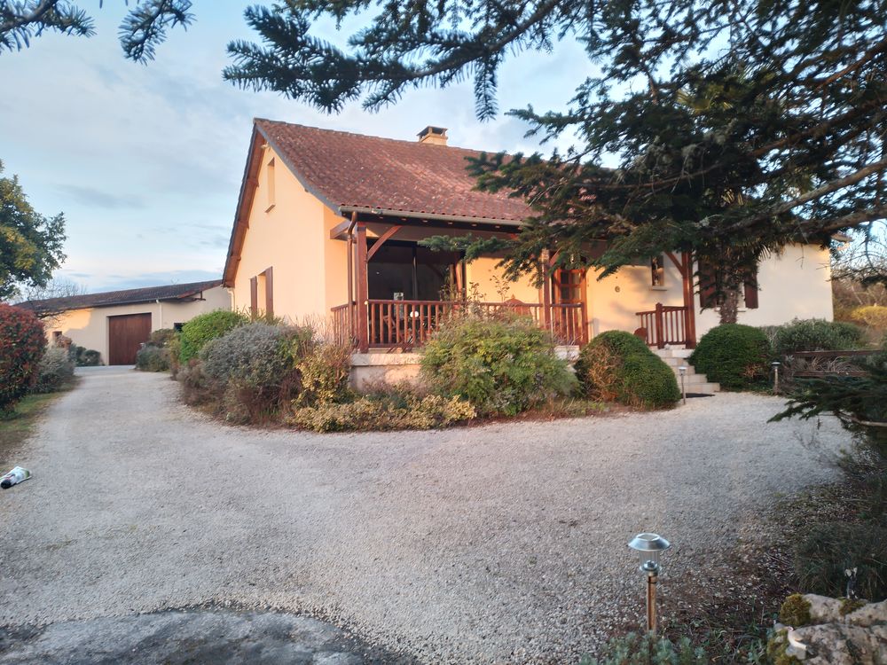 Maison familiale avec dépendances au calme
