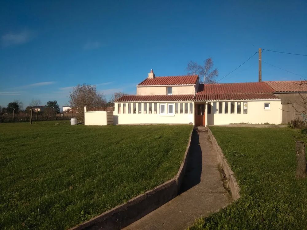 TOUT UN ENSEMLE MAISON ANCIENNE AVEC BEAU TERRAIN ET DEPENDA