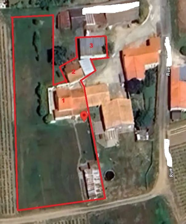 TOUT UN ENSEMLE MAISON ANCIENNE AVEC BEAU TERRAIN ET DEPENDA