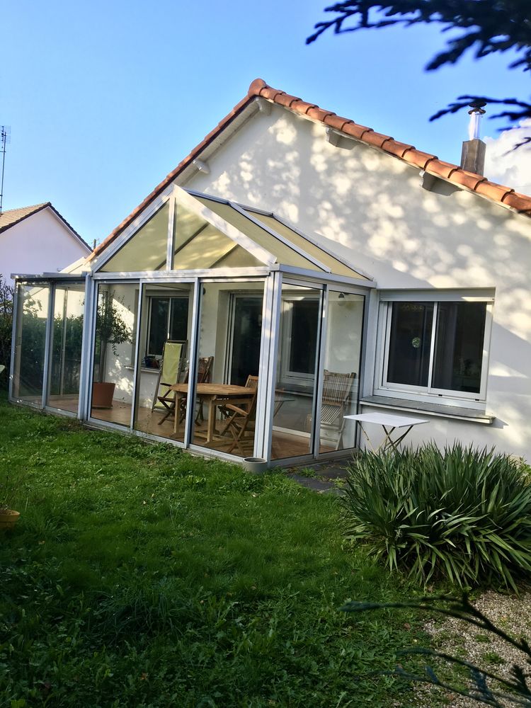 Maison non mitoyenne de plain pied au calme.