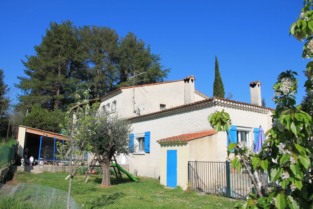 Villa avec piscine proche d'un supermarché à Laroque
