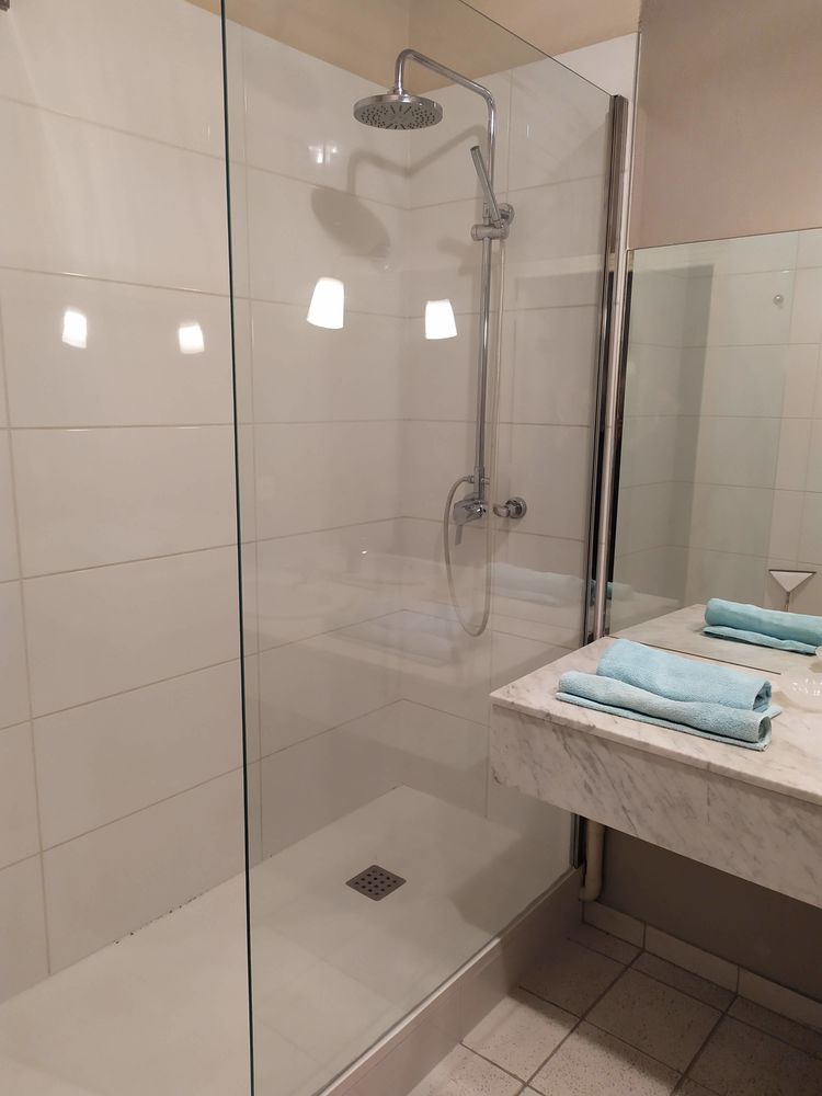 Chambre meublée, proche de la fac de Médecine Rockefeller