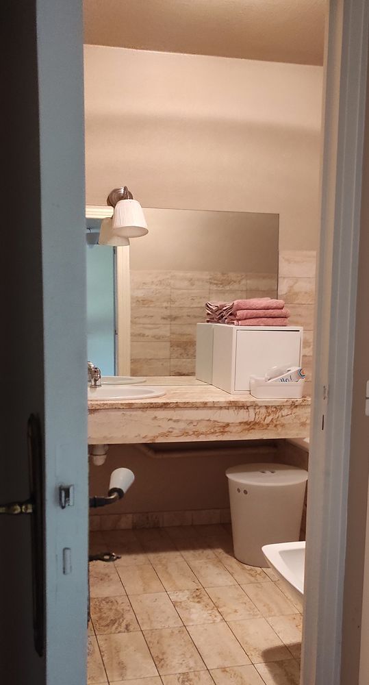 Chambre meublée, proche de la fac de Médecine Rockefeller