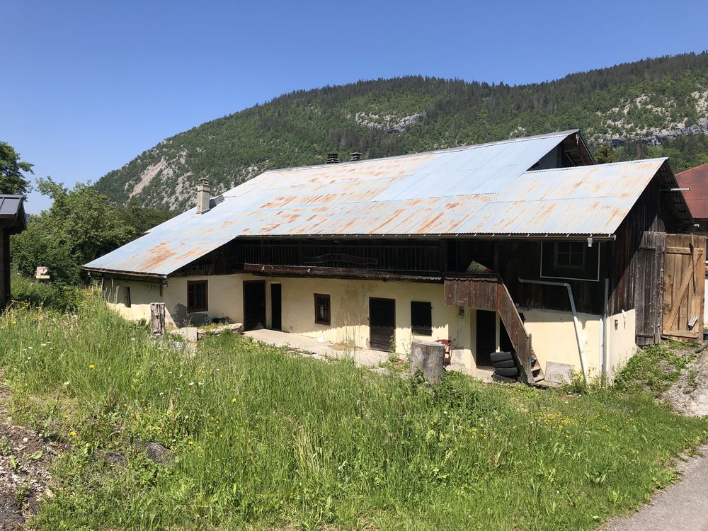 Corps de ferme mitoyen à réhabiliter entièrement