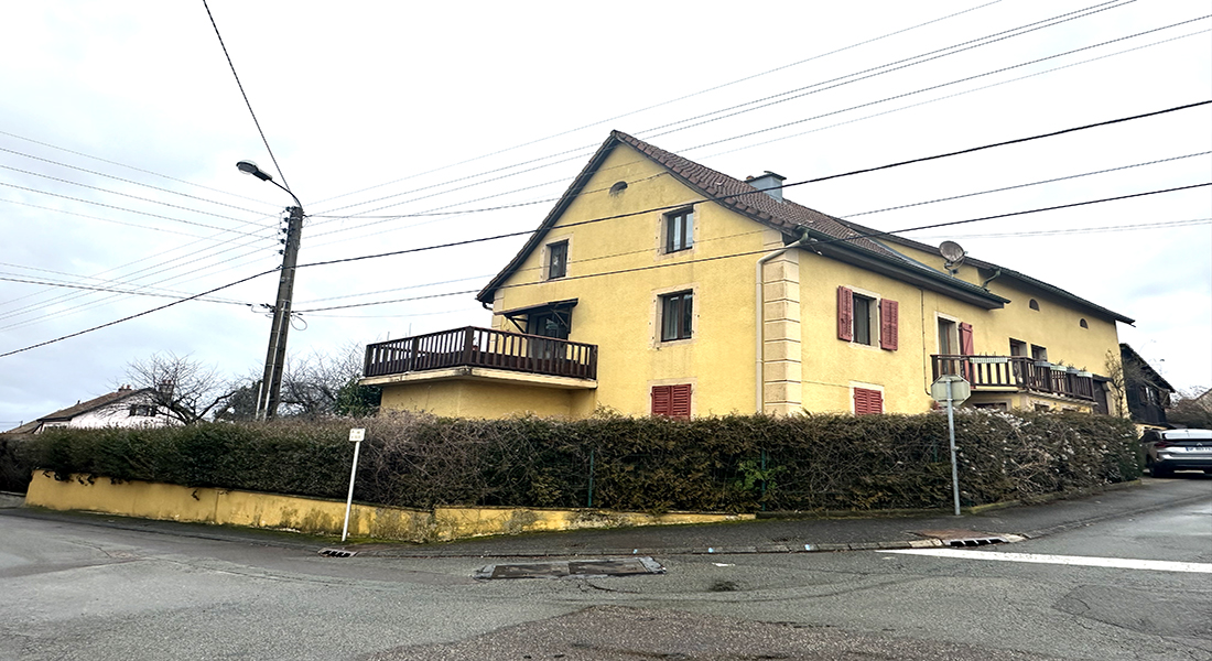 FRANCE - Beaucourt (90) Charmante ferme rénovée avec piscine