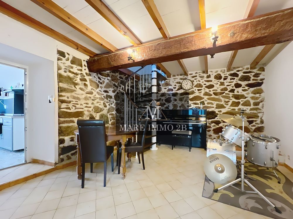 Maison de village avec extérieur