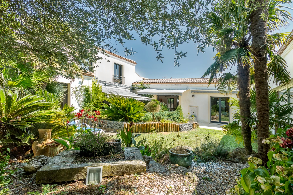 Maison luxueuse et calme en coeur de ville avec piscine