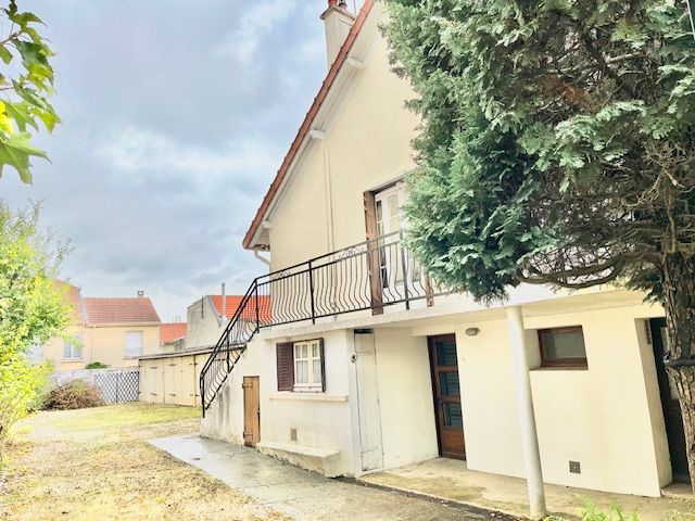 Pavillon divisible en 3 logements, avec 7 garages