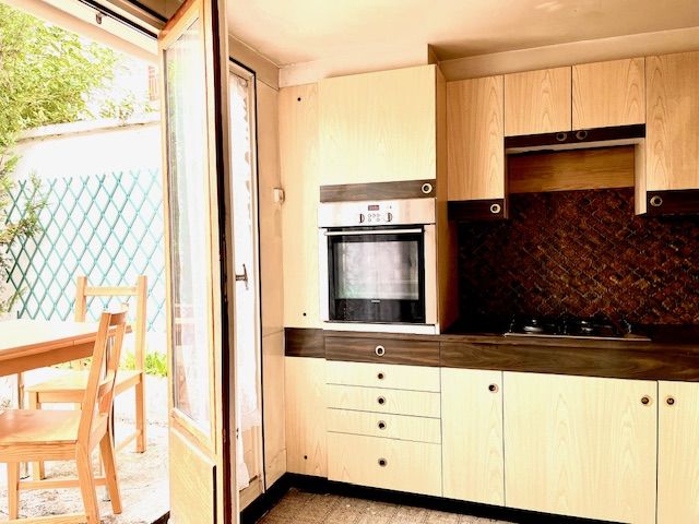 Pavillon divisible en 3 logements, avec 7 garages