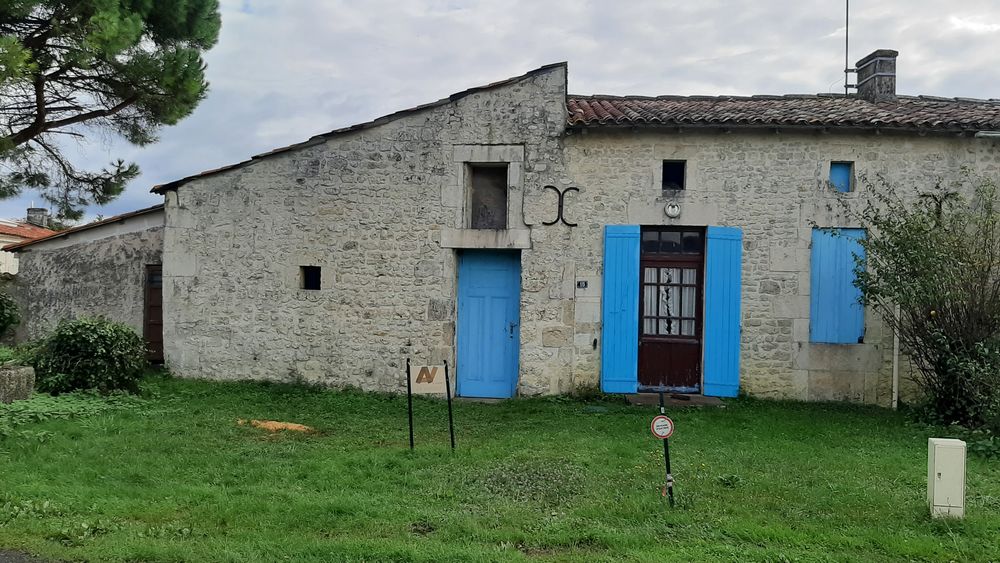 maison en pierre de saintonge , à la campagne .