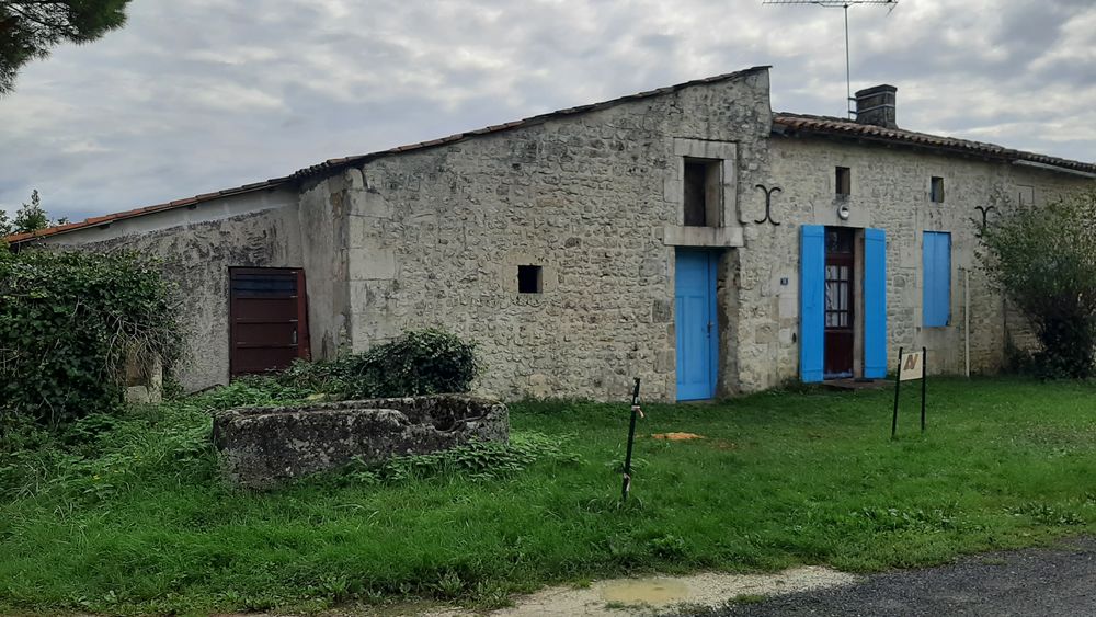 maison en pierre de saintonge , à la campagne .