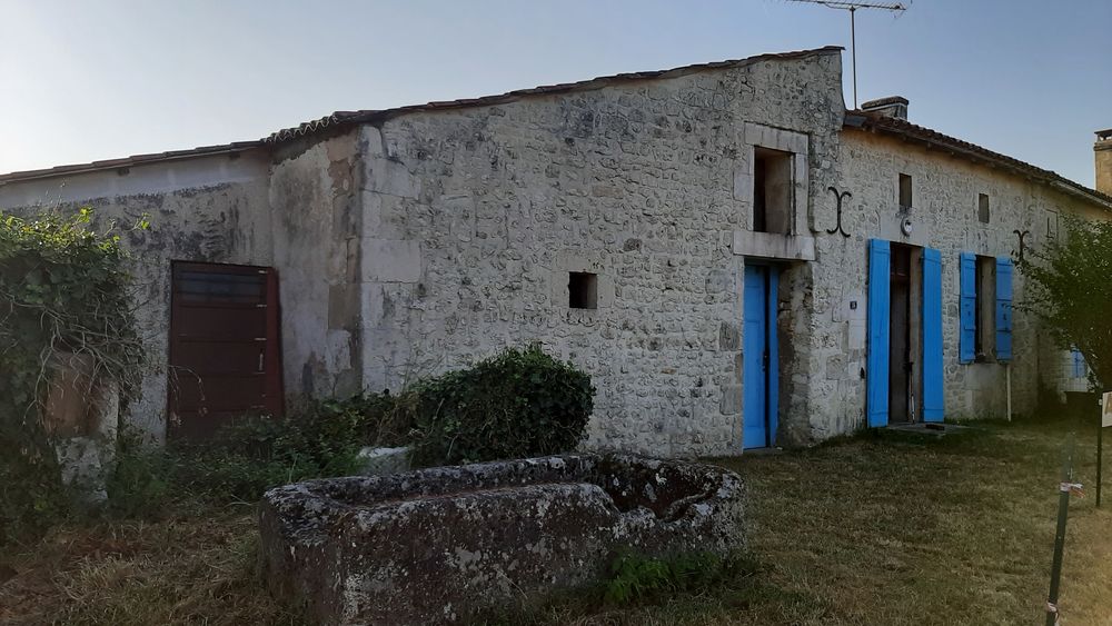 maison en pierre de saintonge , à la campagne .