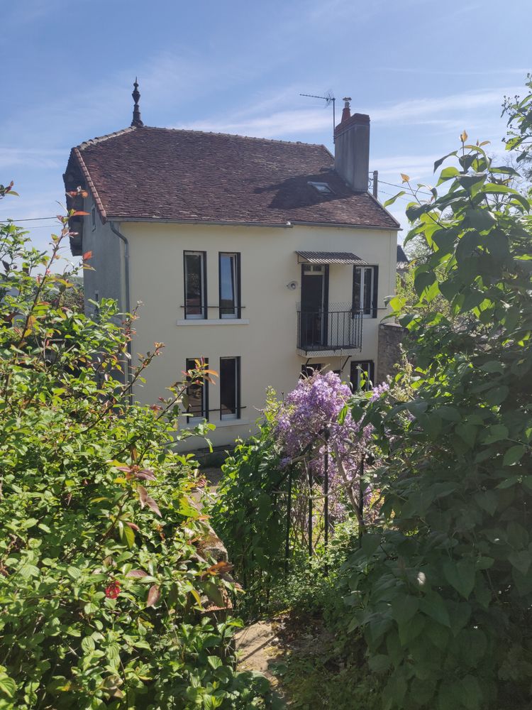 Maison de ville ancienne avec garage et grand jardin