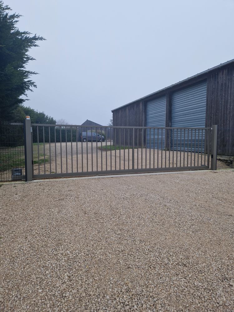 LOCAL sécurisé 30 m2 accès poids lourd Montlouis 37270