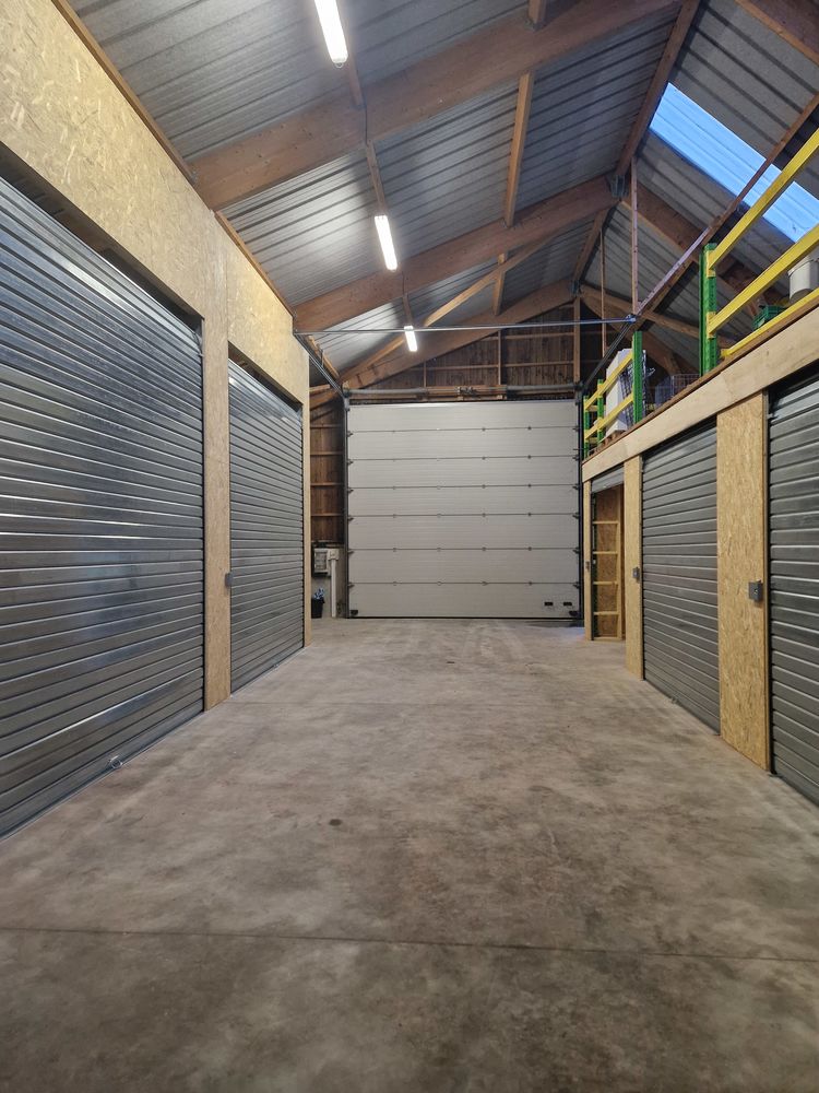 LOCAL sécurisé 30 m2 accès poids lourd Montlouis 37270