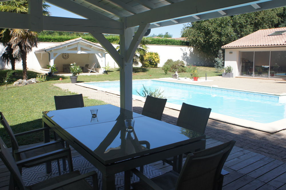 Belle maison contemporaine avec piscine