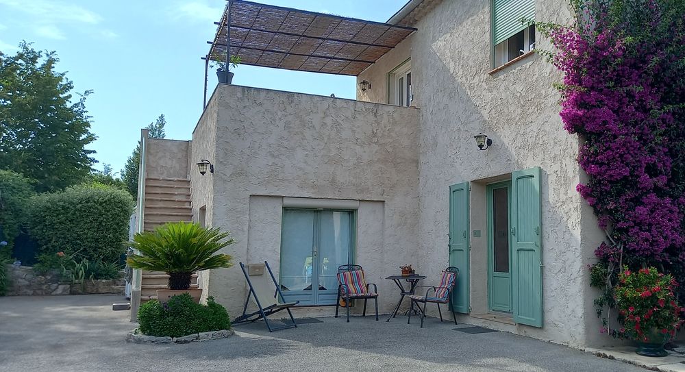 Maison de plein pied avec piscine ,studio et un 2 pieces