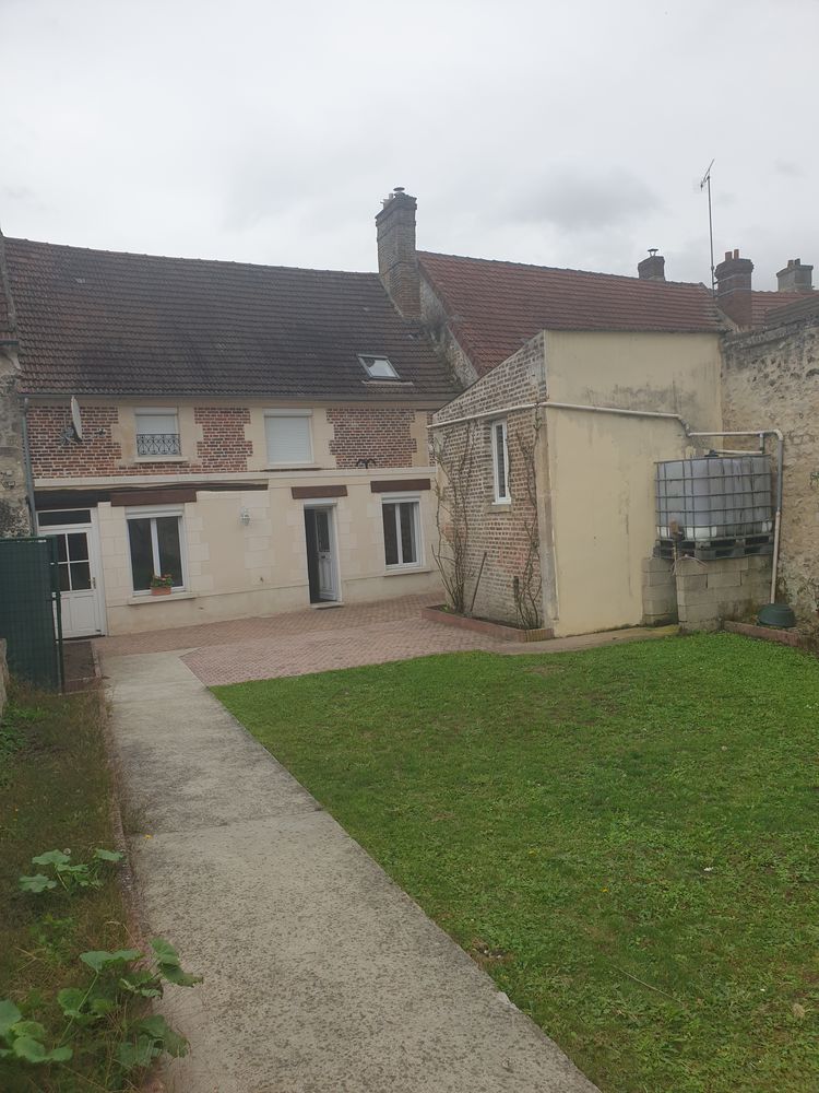 maison 5 piéces plus un studio , dépendances .