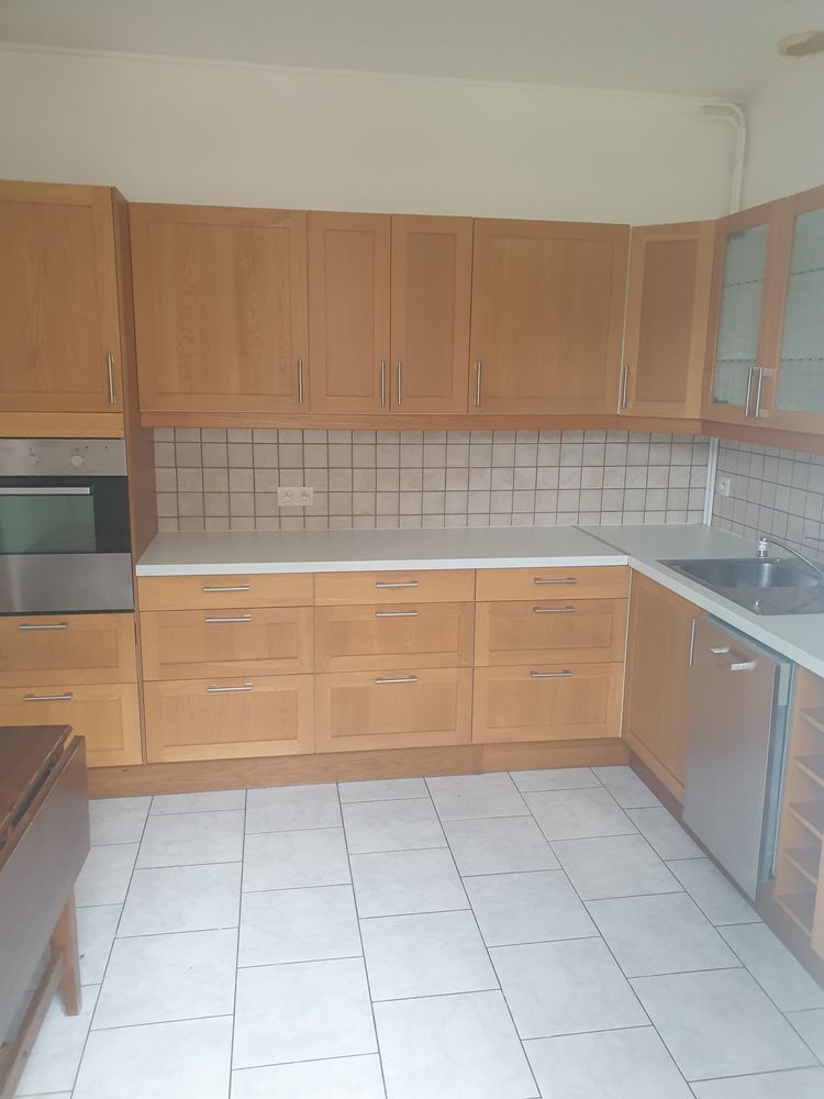 maison 5 piéces plus un studio , dépendances .
