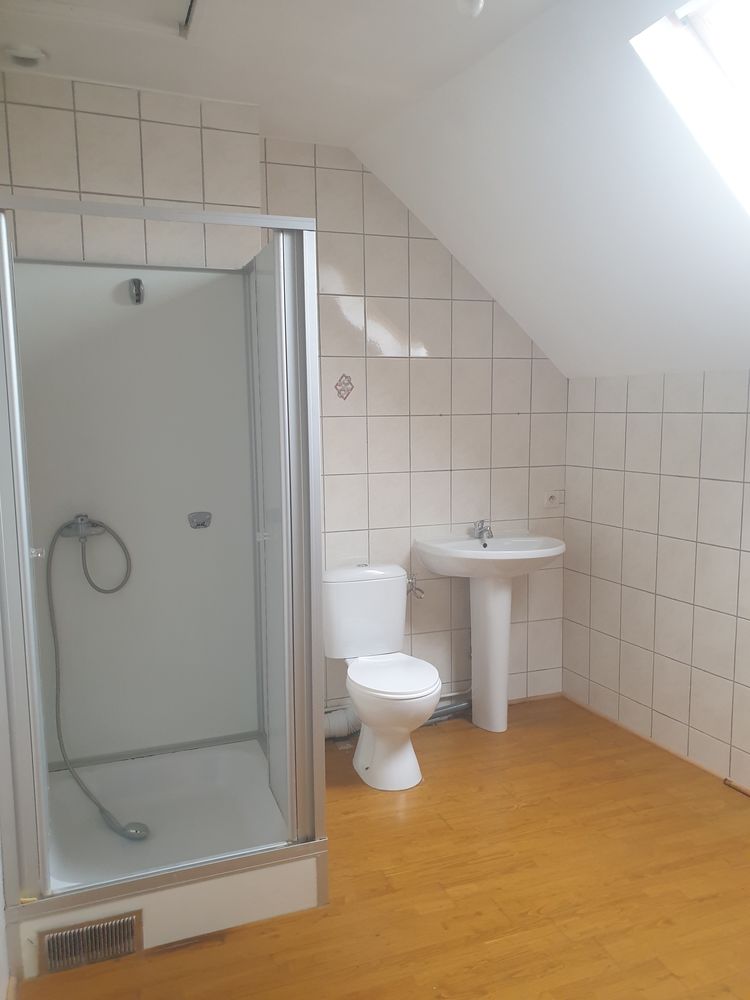 maison 5 piéces plus un studio , dépendances .