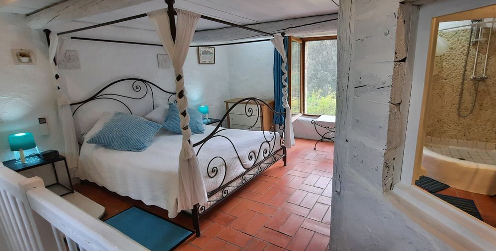Maison au milieu des bois
