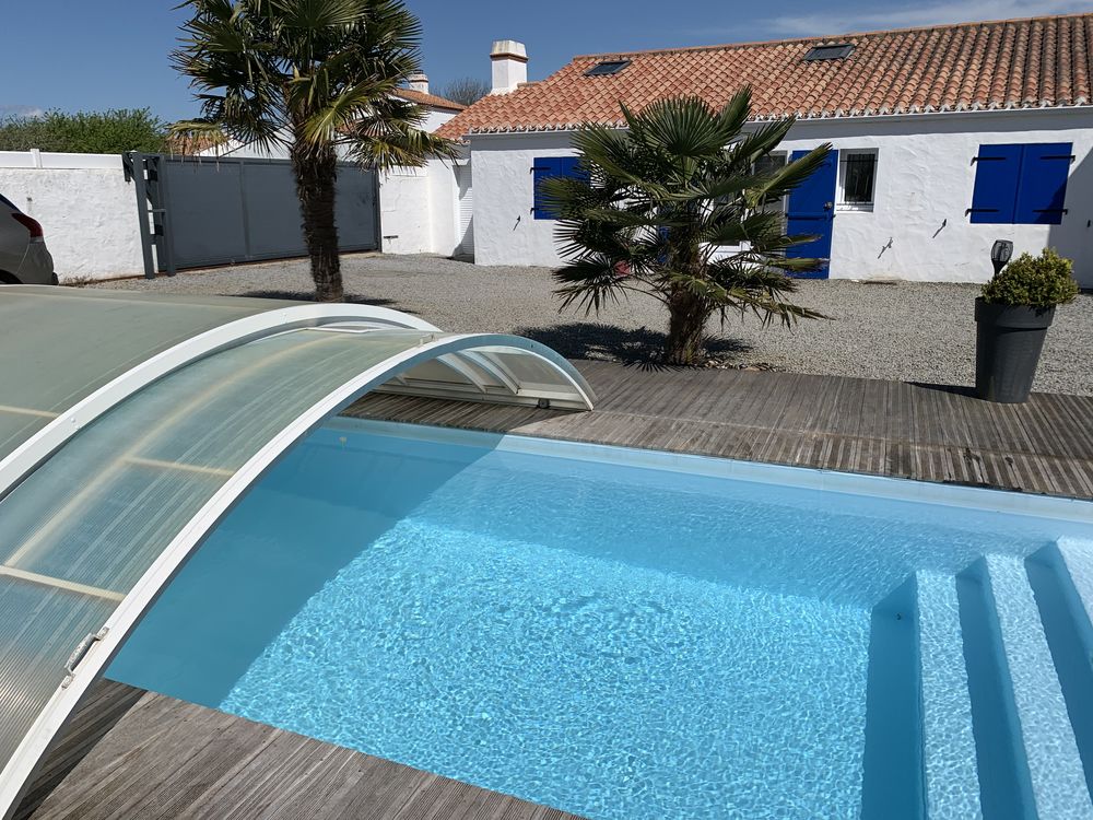 GRANDE MAISON AVEC PISCINE COUVERTE