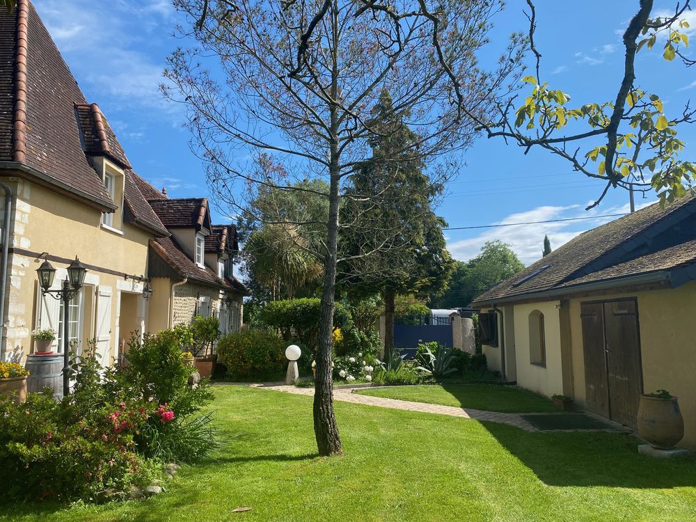 GENTIHOMMIERE entièrement rénovée sur 1.8 hect clos.