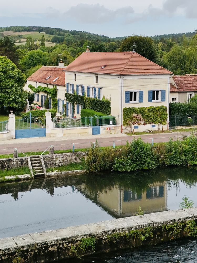 GRANDE LONGERE AU SUD D'AUXERRE ? YONNE ? BOURGOGNE -