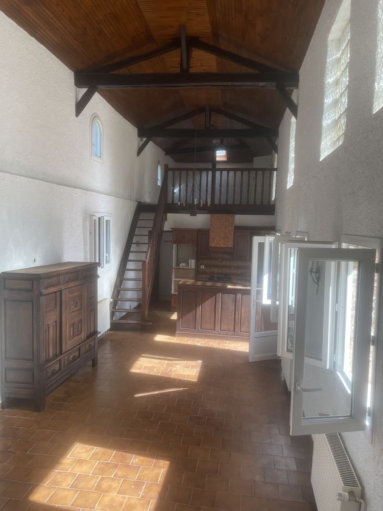 Belle propriété de caractère en pierre tout à fait atypique
